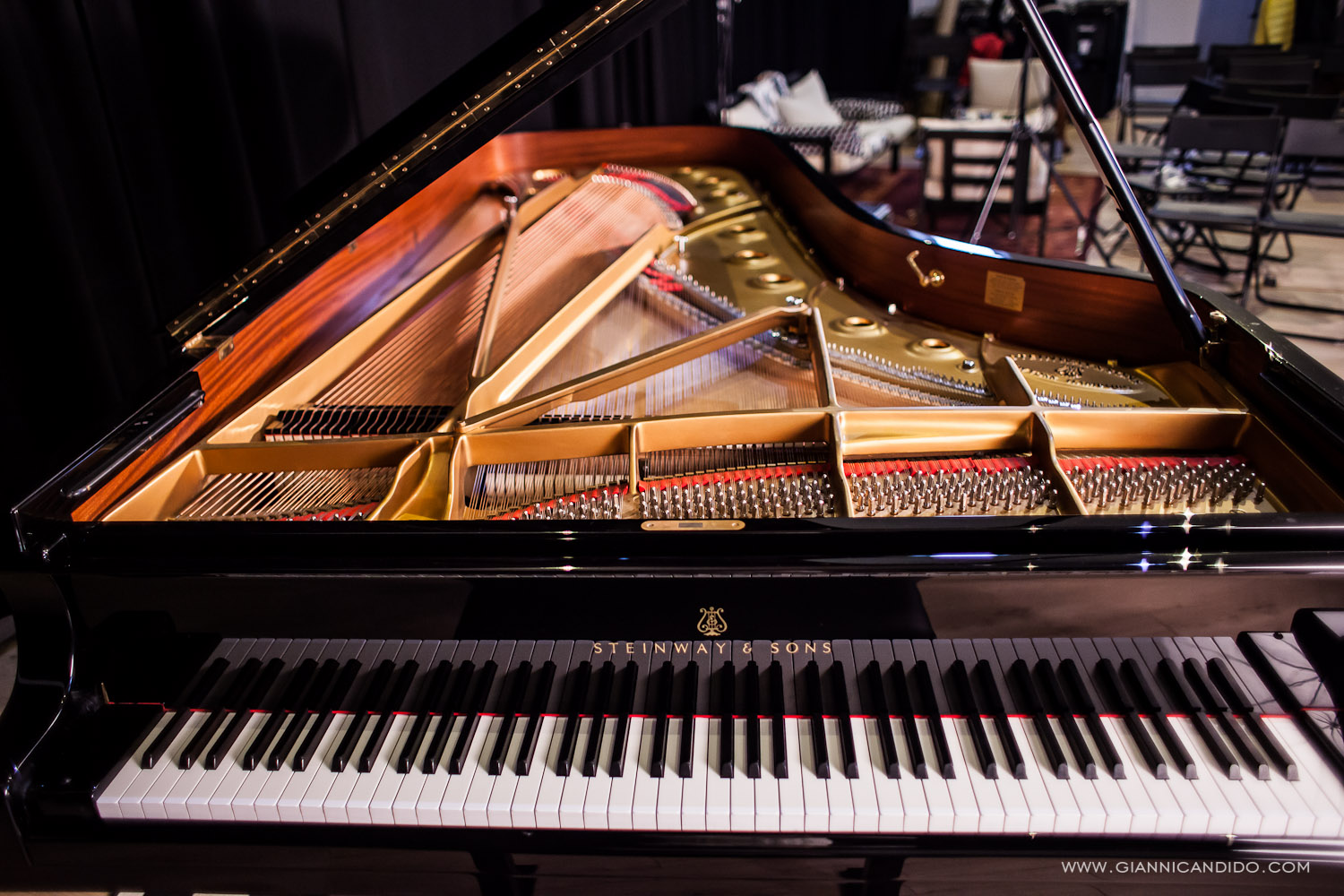 Cordes et clavier d'un piano Steinway & Sons en gros plan