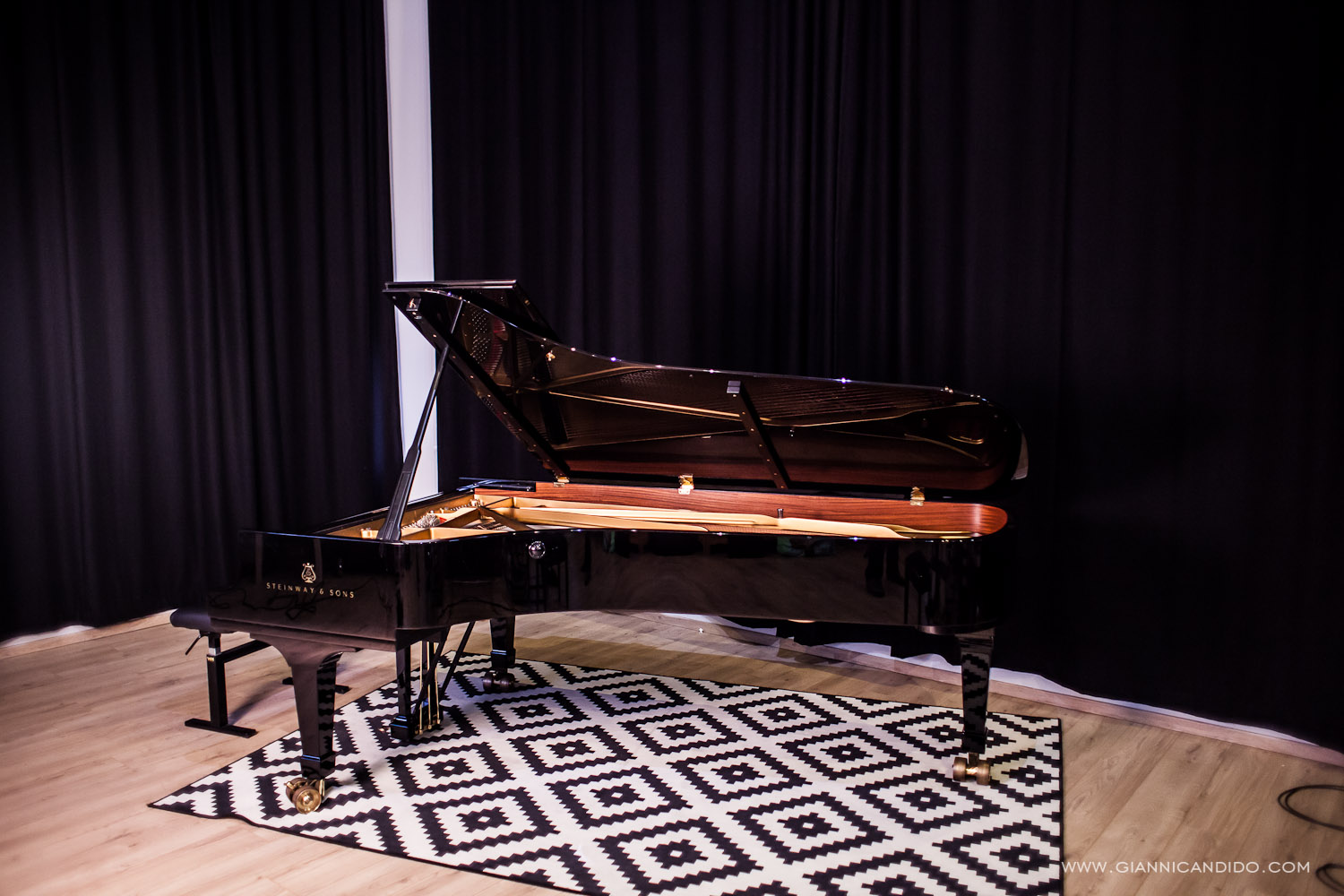 Piano de concert Steinway D dans le studio d'enregistrement de Pierre Feraux
